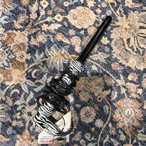 Zebra Print Black Curling Wand - 1.25in barrel